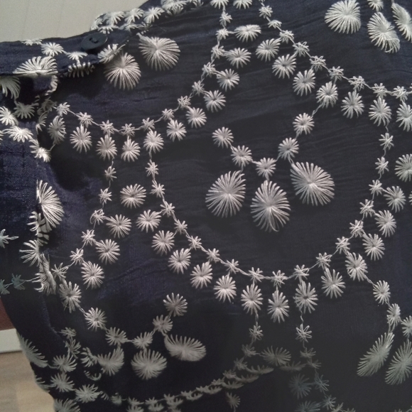 Fig + Flower Anthropologie Size XL Navy and White Floral Embroidered Top - Picture 11 of 11